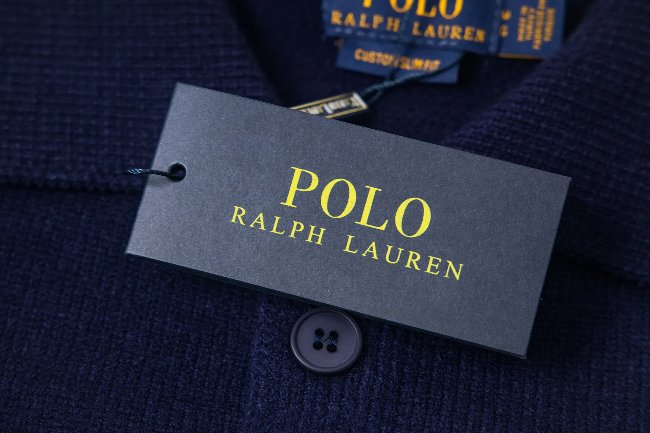 P230 Style number: Y258 Ralph Lauren POLO twist button open-chest sweater is a limited edition every year. There won’t be many styles in the store! Ralph Lauren men's half-button sweater. The shape is really nice. It can be worn alone or as a coat. It can be worn outside the inner layer. It is versatile and looks good. Tag, hanging grain, washable, packaging bag, full set of accessories. The appearance is quite high. The workmanship is super exquisite. Color: navy, gray, apricot, navy. Size: S M L XL
